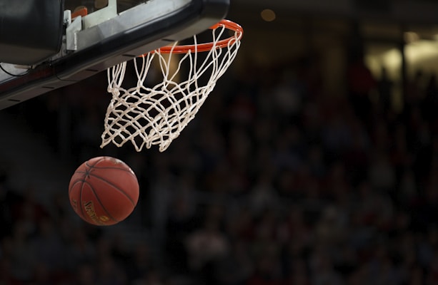 NBA常规赛湖人队比赛现场 - 球员扣篮精彩瞬间